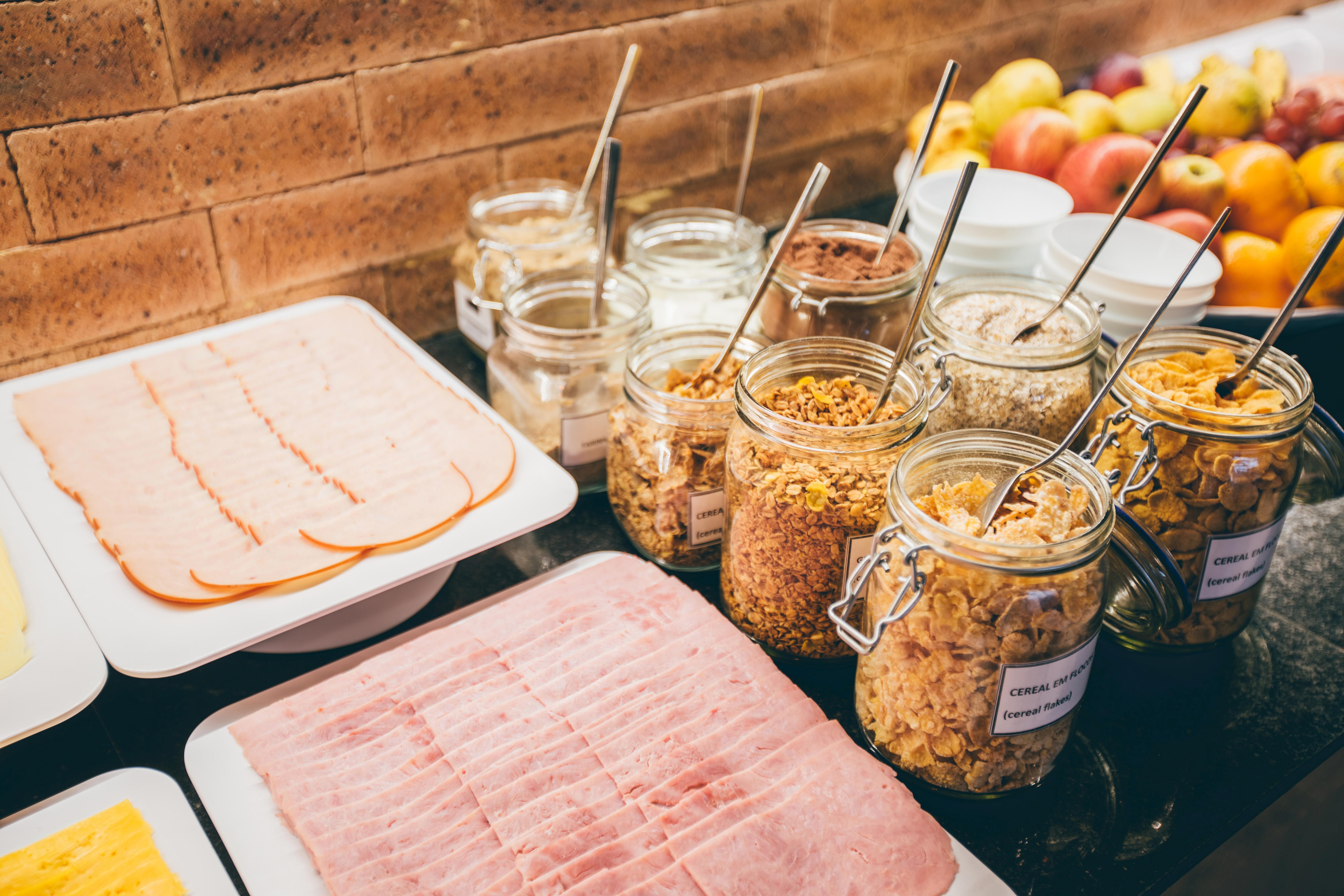 Cullinan Hplus Premium Brasília Eksteriør bilde Müsli and ham at a breakfast buffet