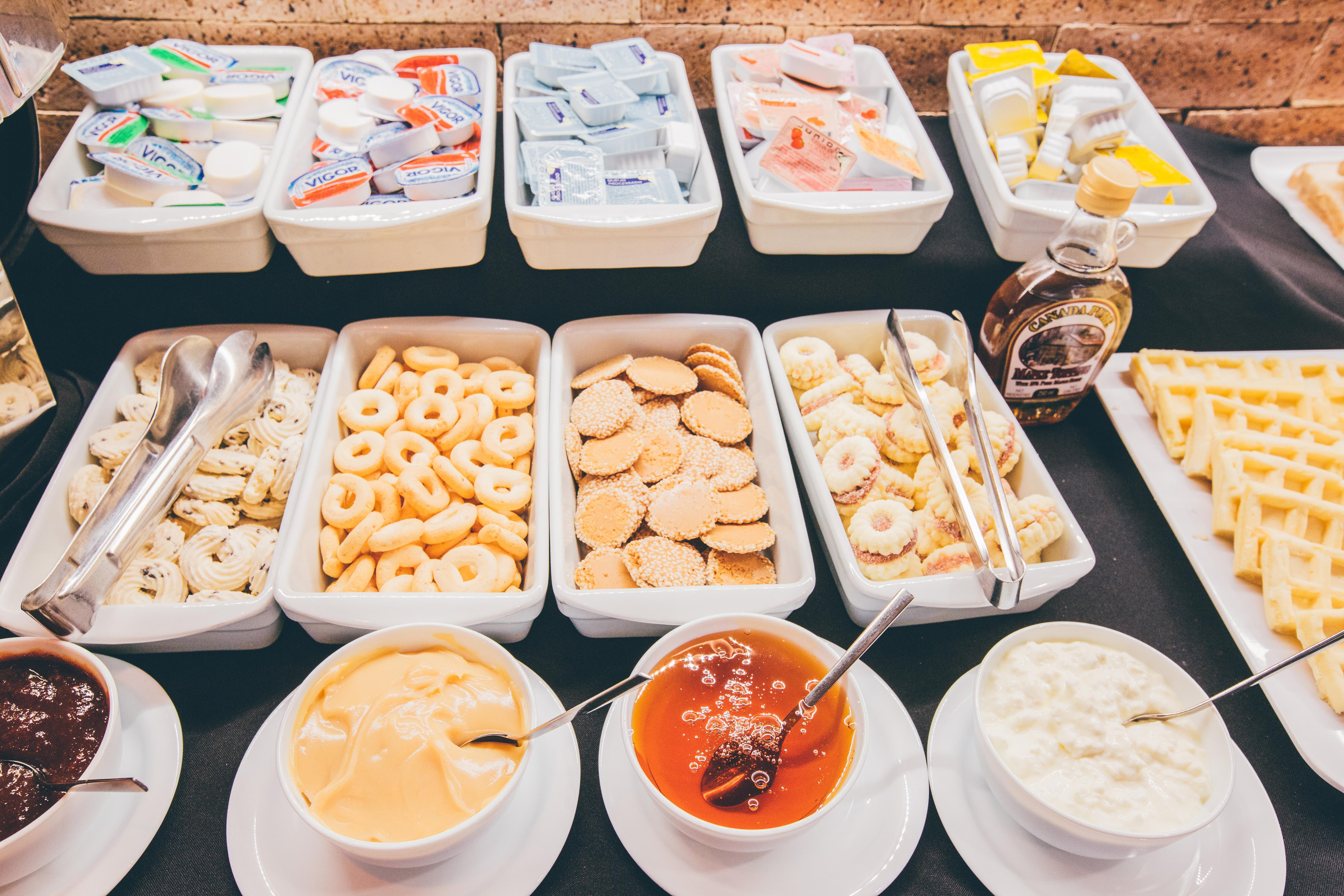 Cullinan Hplus Premium Brasília Eksteriør bilde A selection of cheese at a buffet